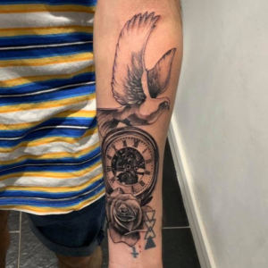 tatouage-colombe-horloge-rose-dieppe-normandie