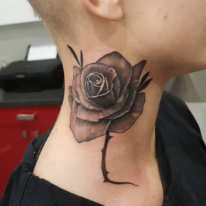 tatouage-rose-nuque-dieppe-normandie