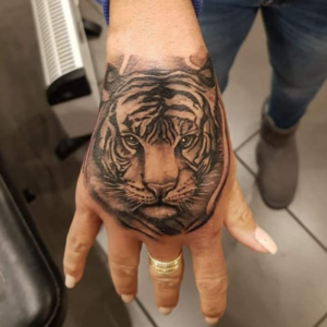 tatouage-tigre-main-dieppe-normandie