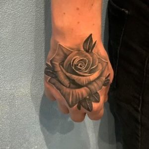 tatouage-rose-realisme